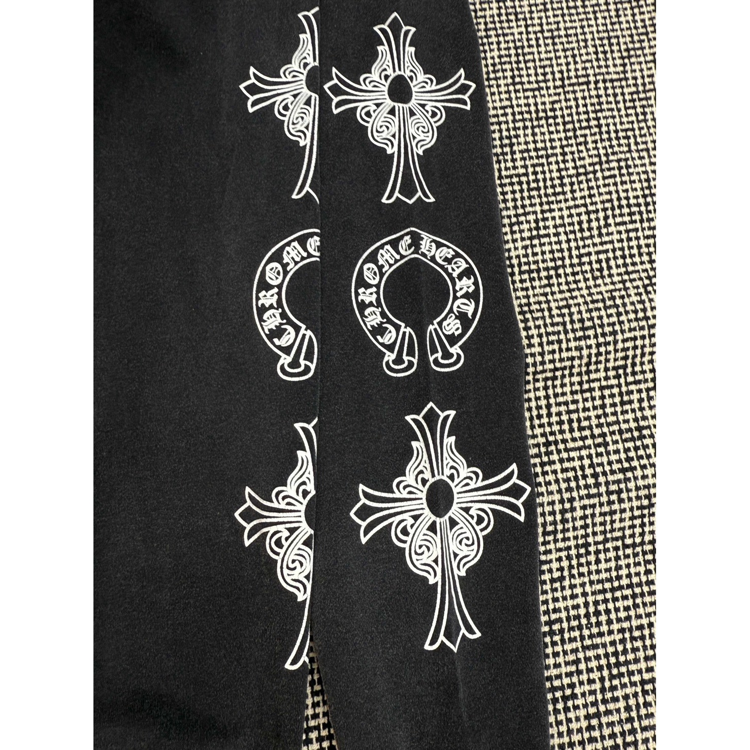 <p>Chrome Hearts 梵文图案印花洗水连帽卫衣(黑)</p>