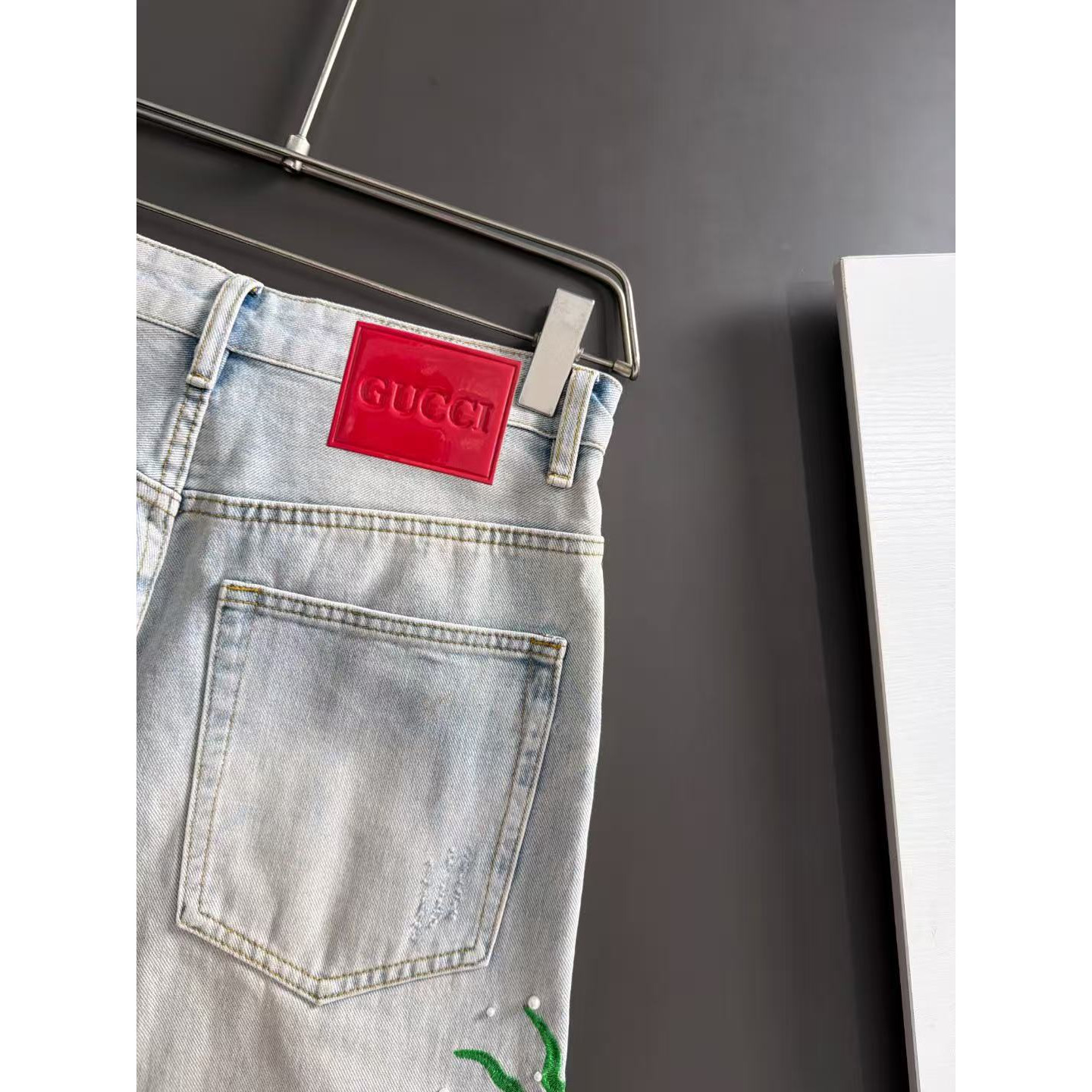 <p>GUCCI 男士款重工直筒弯刀牛仔裤(藍)</p>