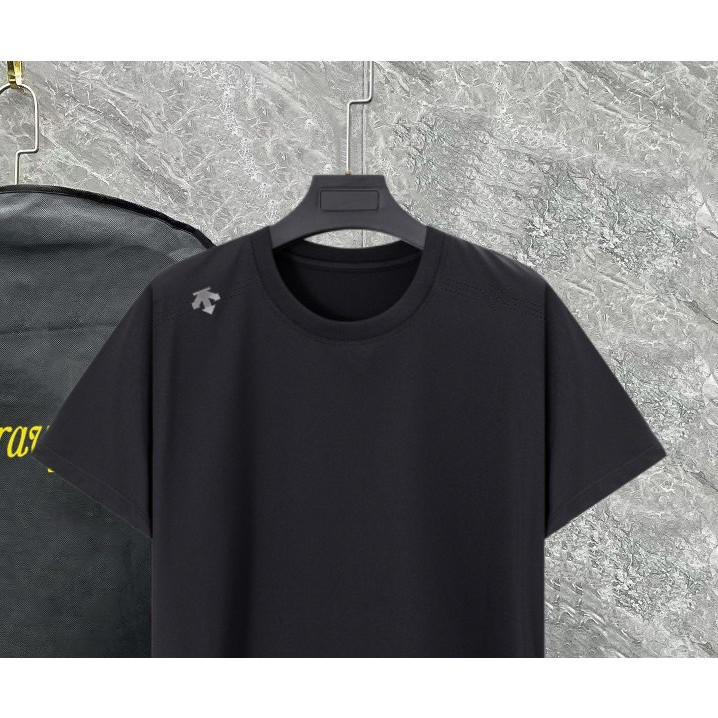 <p>DESCENTE 速干机能短袖T恤(黑)</p>