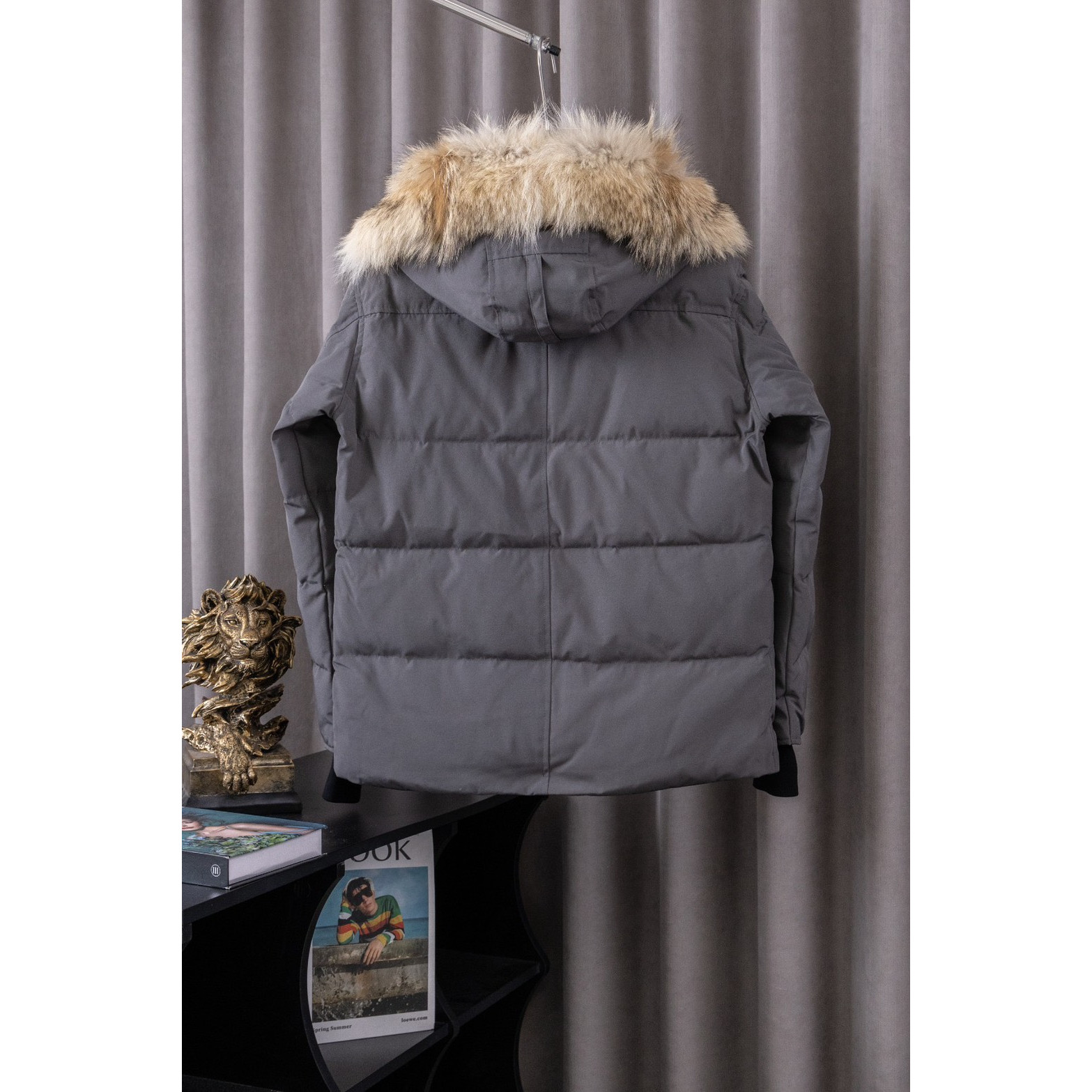 <p>Canada Goose 顶级狼毛Wyndham 2048M 29款 系列派克大衣羽绒服(灰色红标)</p>