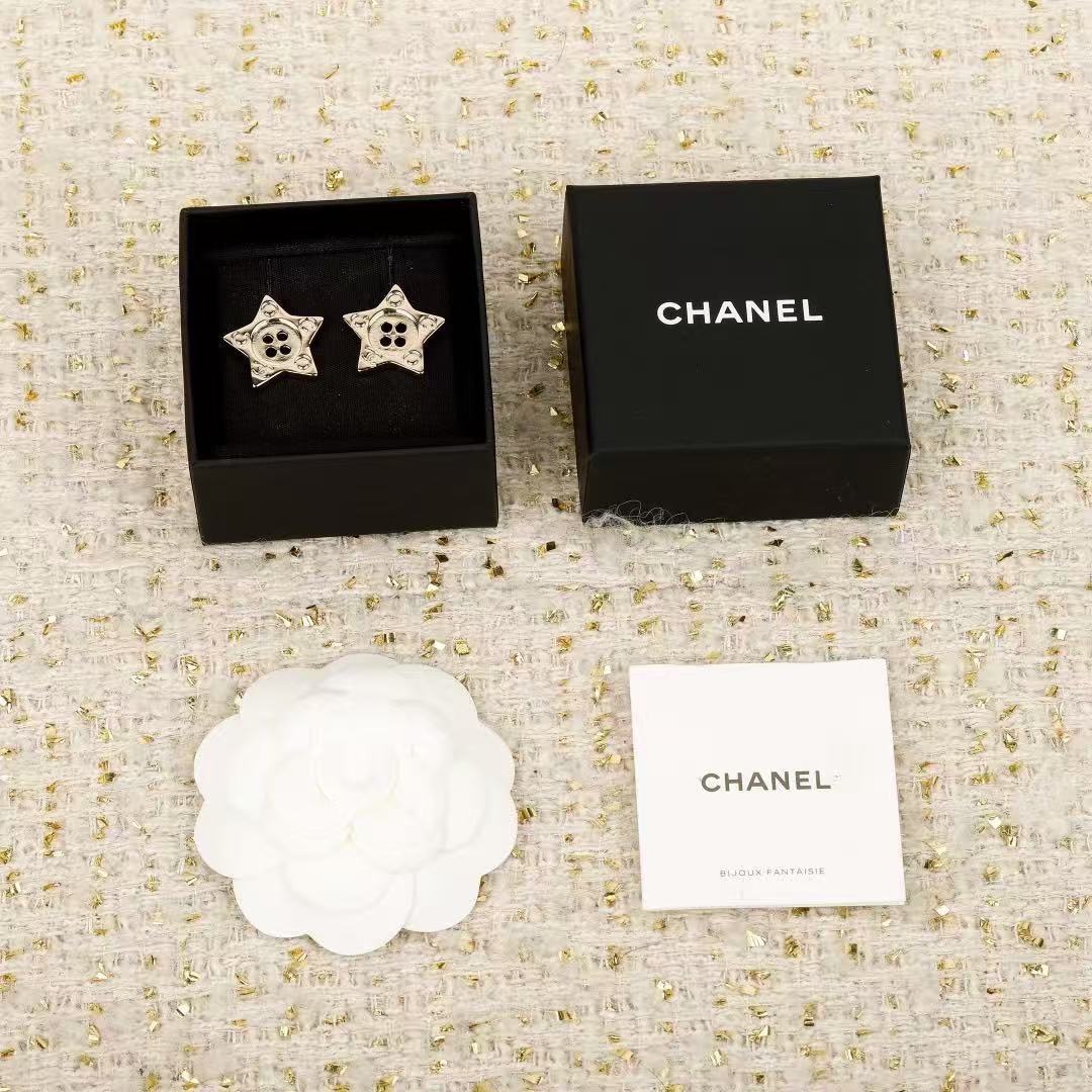 <p>CHANEL&nbsp;纽扣五角星耳钉</p>