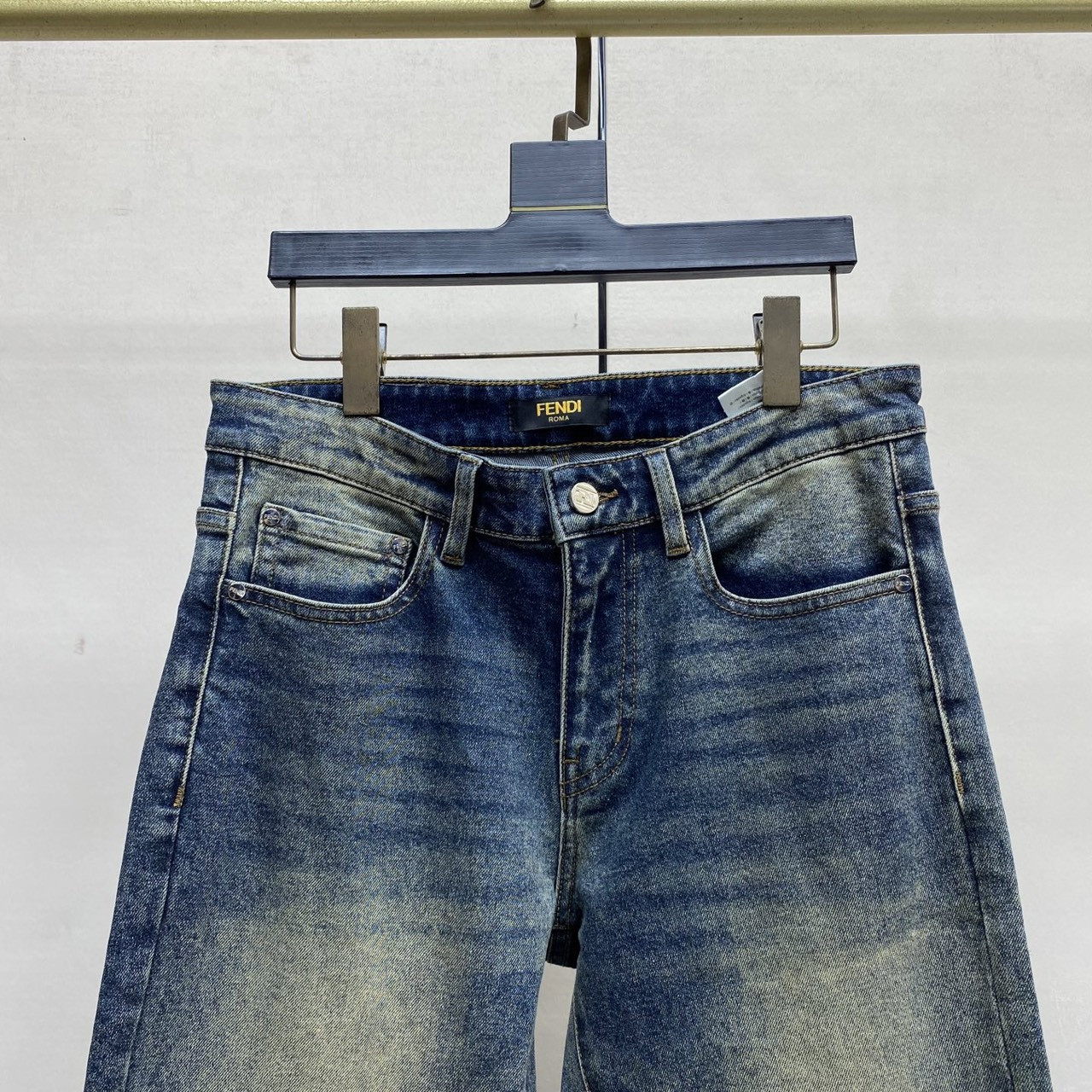 <p>FENDI 丹宁水洗牛仔褲</p>