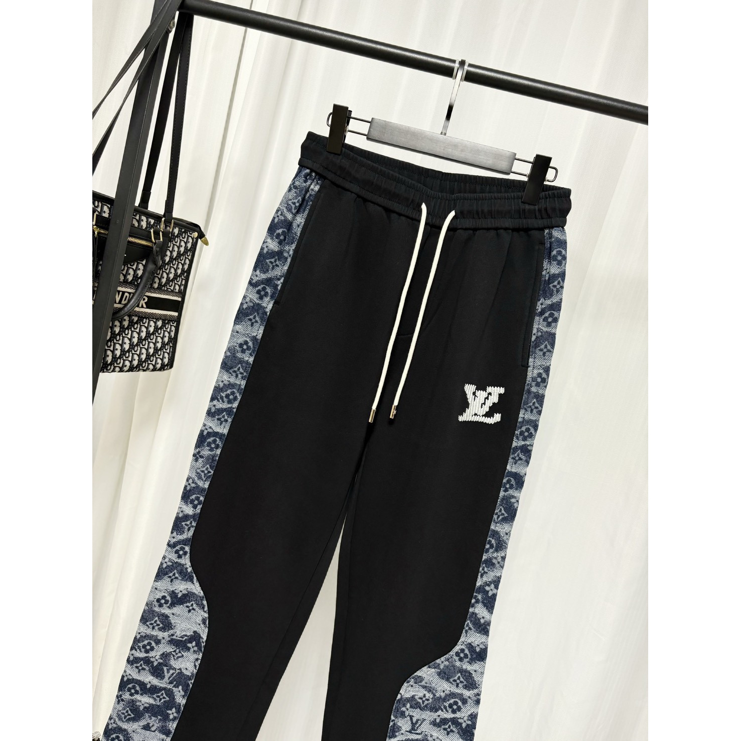 <p>LV 牛仔拼接卫裤(黑)</p>