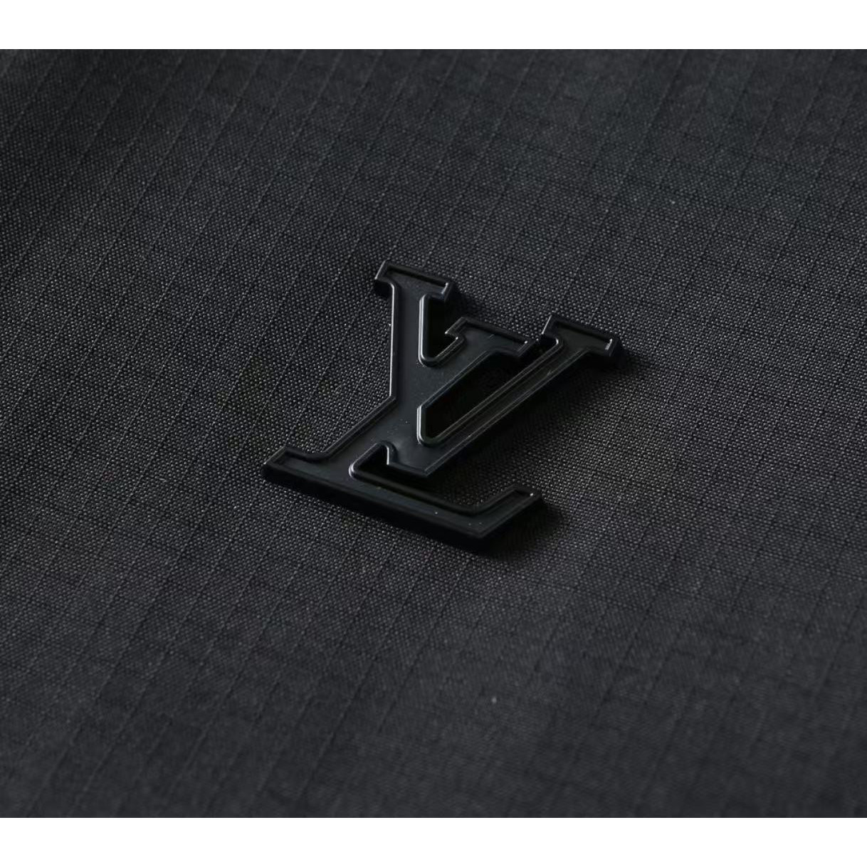 <p>LV 男士夹克外套(黑)</p>