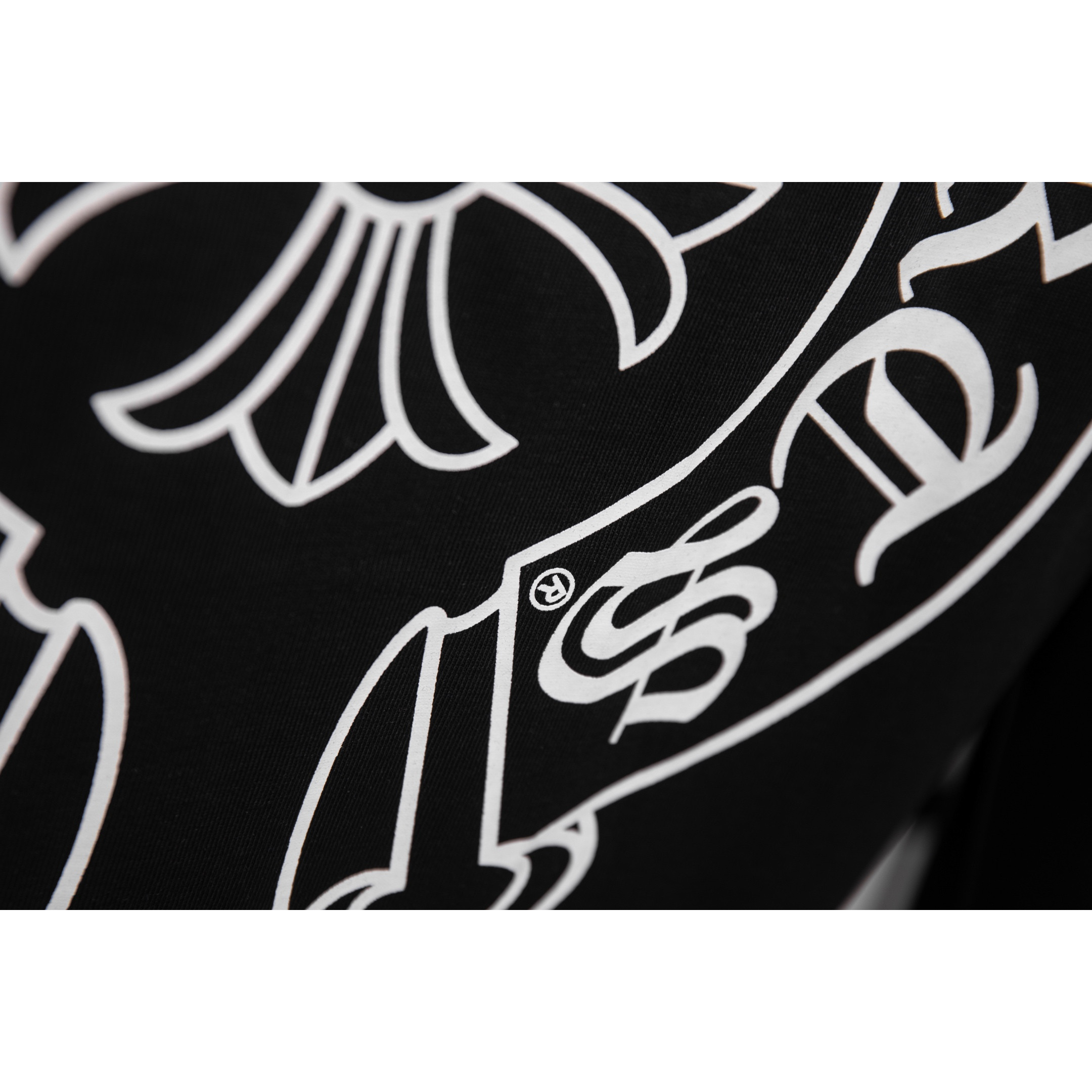<p>CHROME HEARTS 东京限定长袖T (X489黑)</p>
