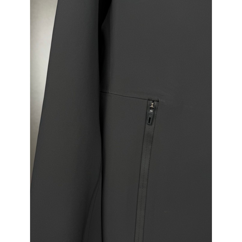 <p>DESCENTE 高爾夫系列防風防潑水夾克外套(黑)</p>