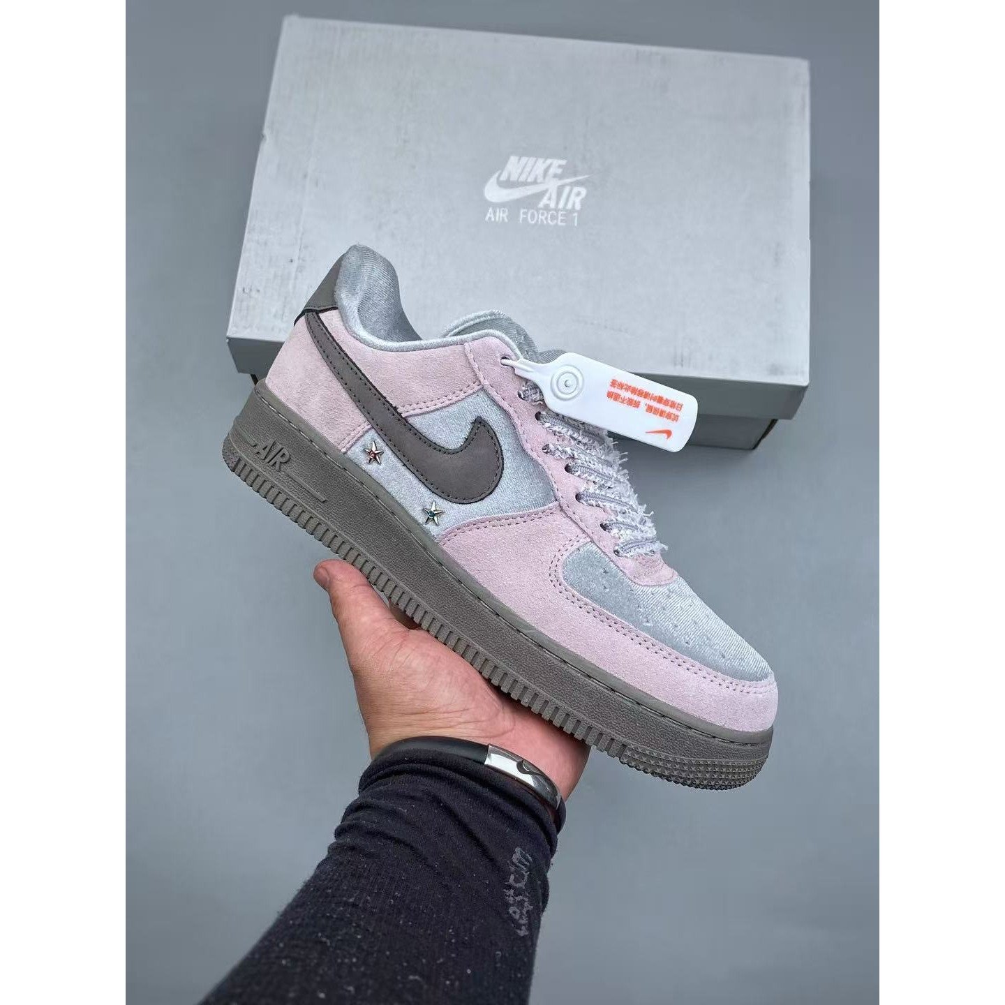 <p>NIKE AIR FORCE 1 LOW (粉)&nbsp;</p>