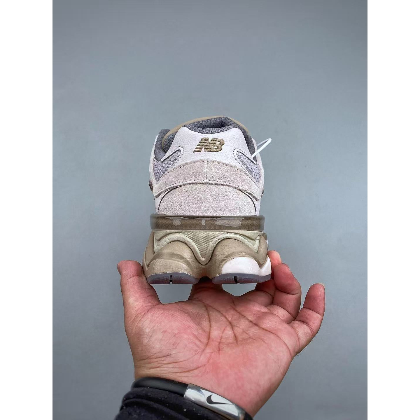 <p>New Balance NB9060 复古运动鞋&nbsp;</p>