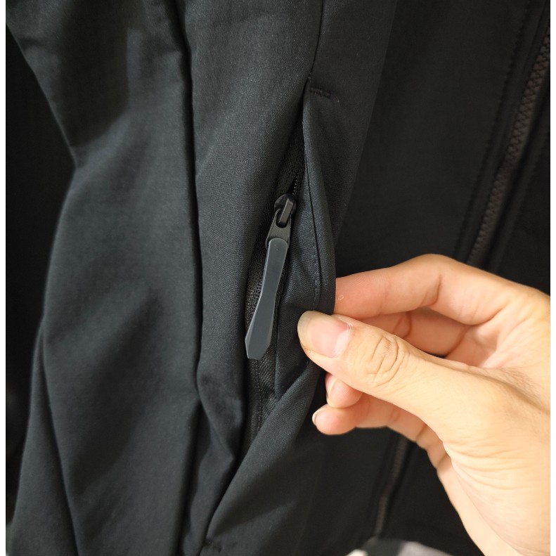 <p>DESCENTE&nbsp;連帽拉鍊外套(黑)</p>