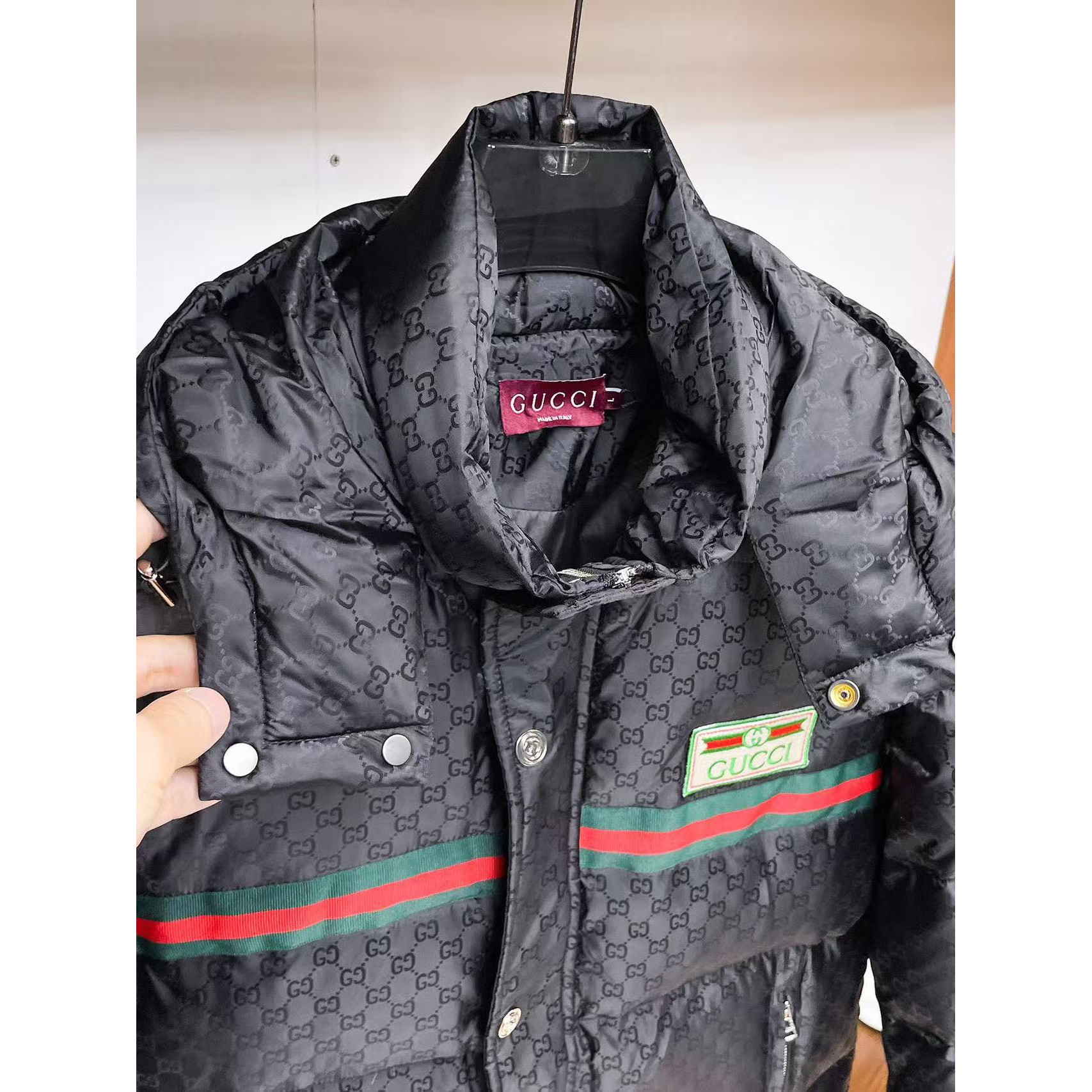 <p>GUCCI 秋冬新款羽绒服(黑)</p>