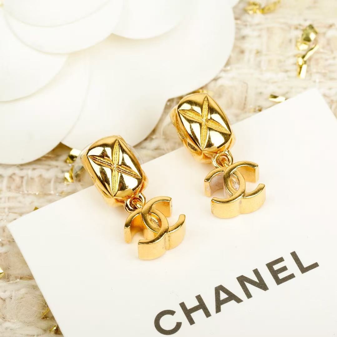 <p>CHANEL&nbsp;菱格双c耳环</p>